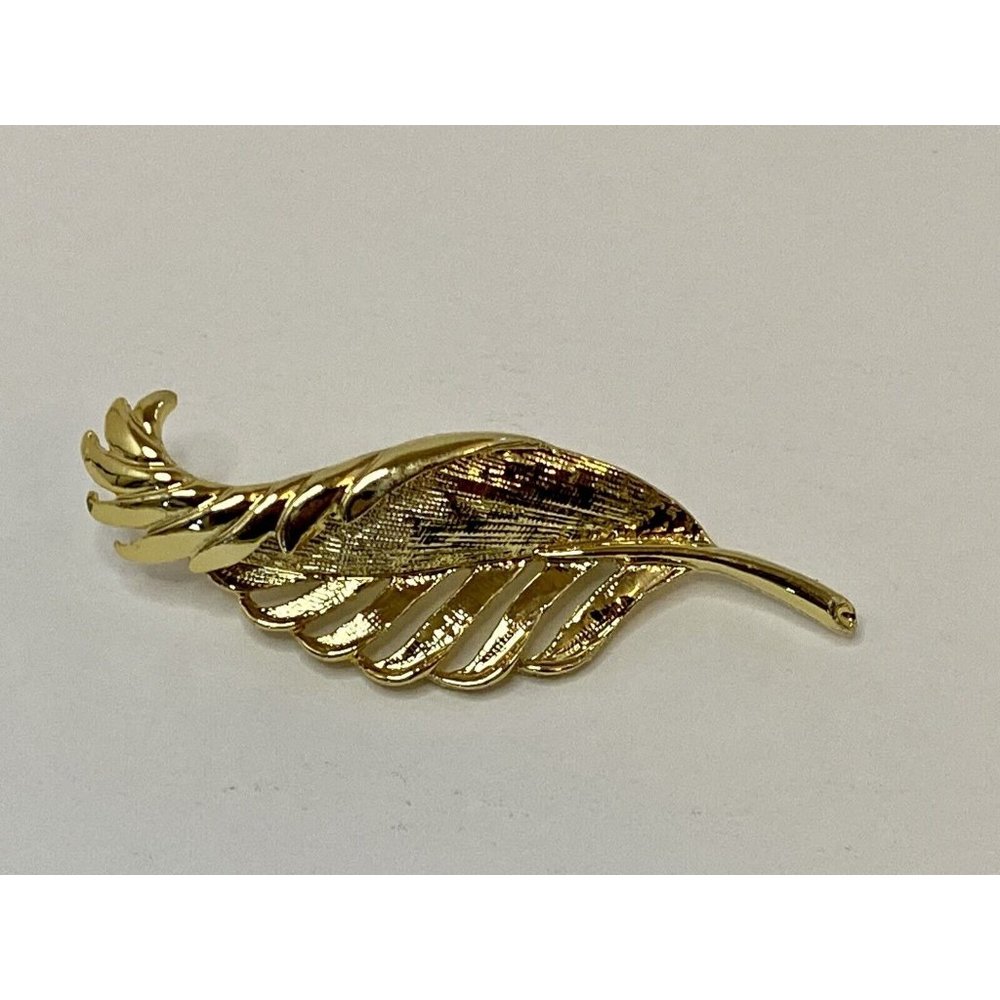 Gerry Signed Gold Tone Leaf Feather Curling Pin Brooch
